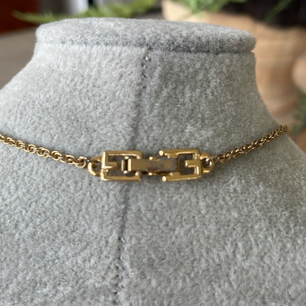 Givenchy Medallion Vintage Pendant Necklace - Picture 4 of 6